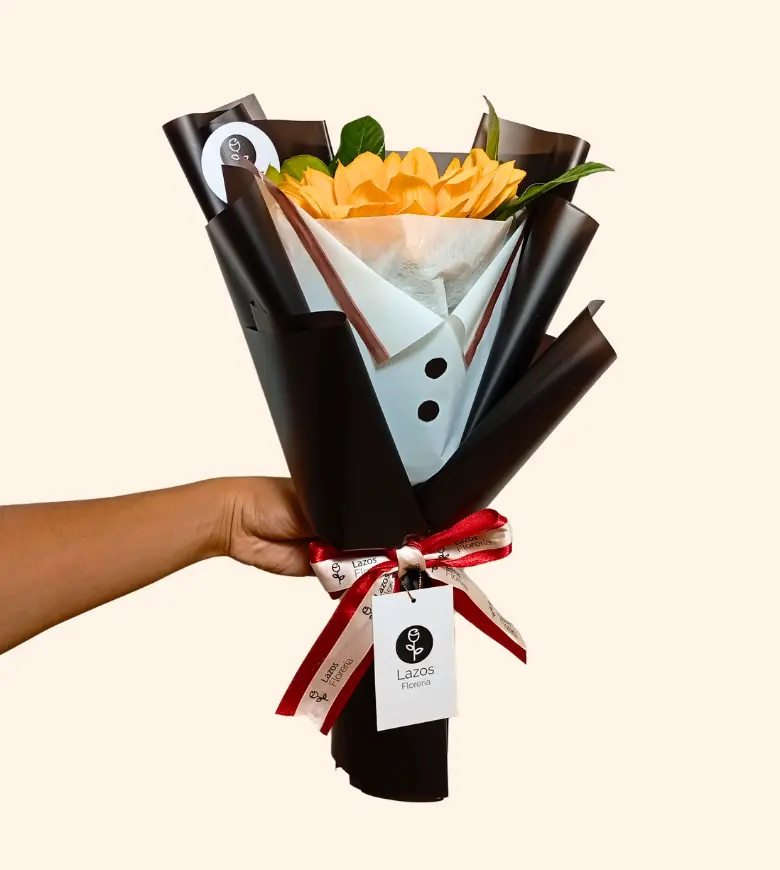 Ramo De Corazón y Corbata LAZOS FLORERIA