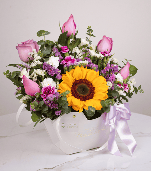 Box tipo cartera con un girasol grande y rosas rosas ideal para sorprender por aniversario con delivery en Lima.