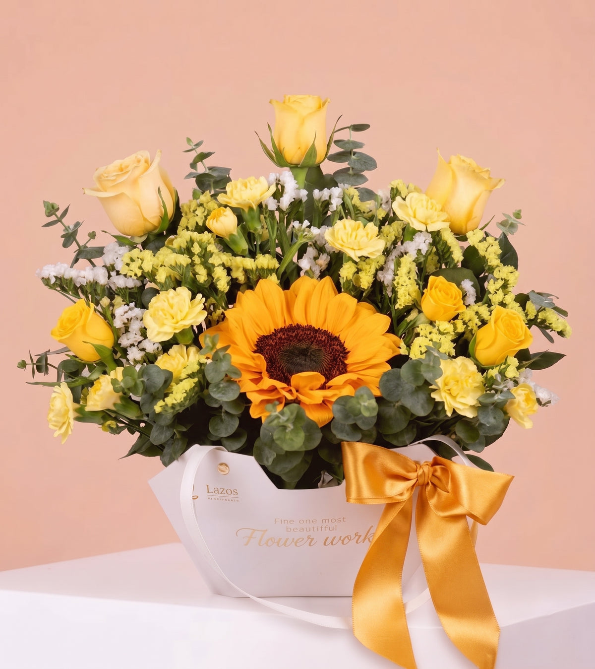 Arreglo en cartera floral blanca con girasol, rosas amarillas para regalo de cumpleaños en Lima de Florería Lazos.