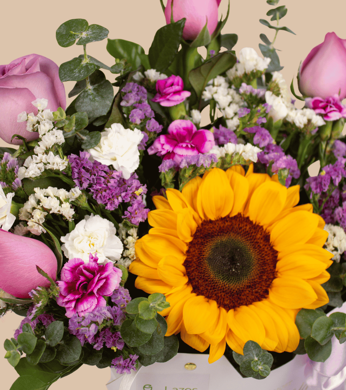 Box tipo cartera con un girasol grande y rosas rosas ideal para sorprender por aniversario con delivery en Lima.