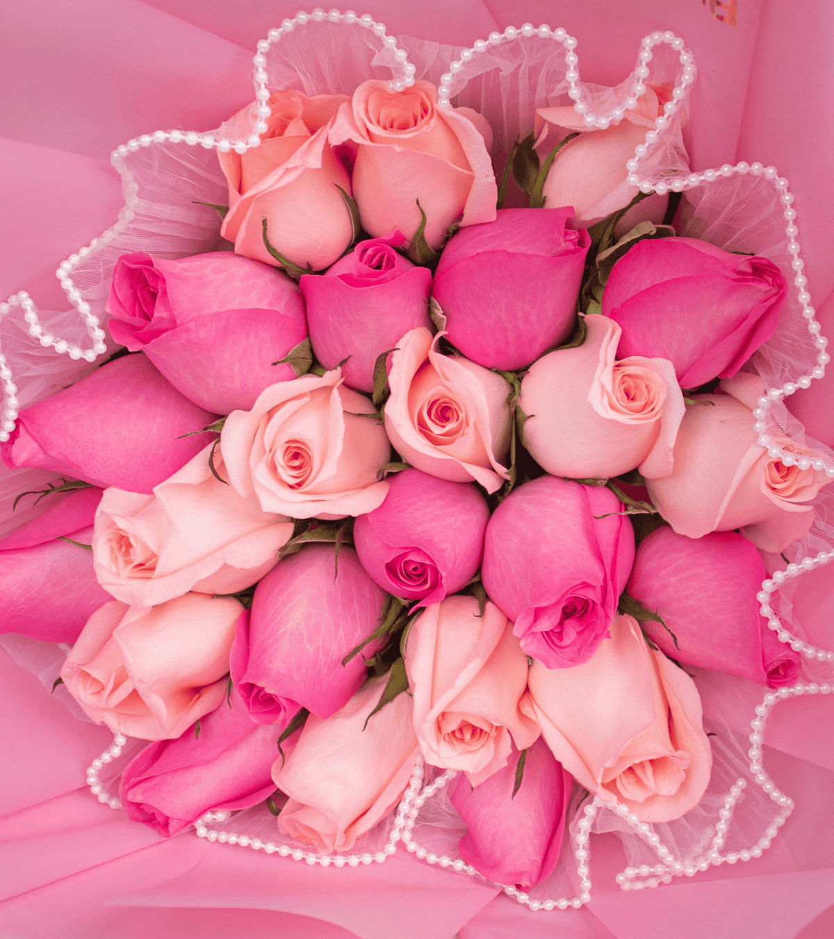 Arreglo de rosas en tonos rosados con banda de feliz quince años ideal para obsequio de quinceañera con delivery en Lima.