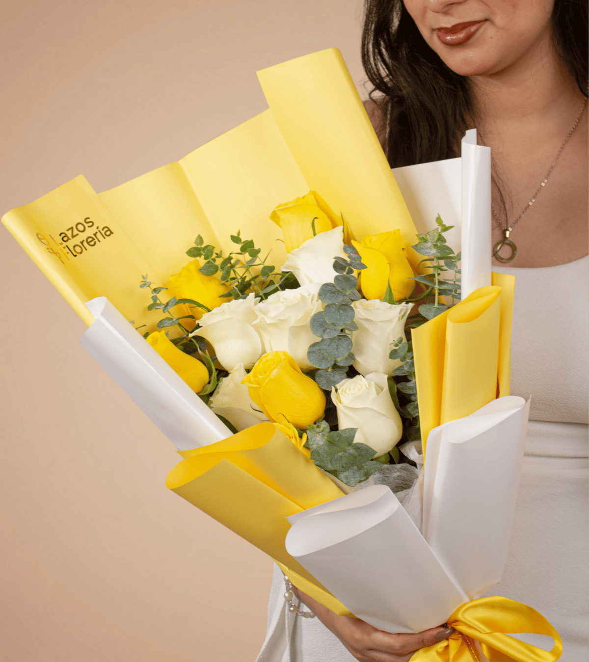 Ramo de rosas amarillas y blancas con envoltura bicolor para regalo de cumpleaños en Lima de Florería Lazos.
