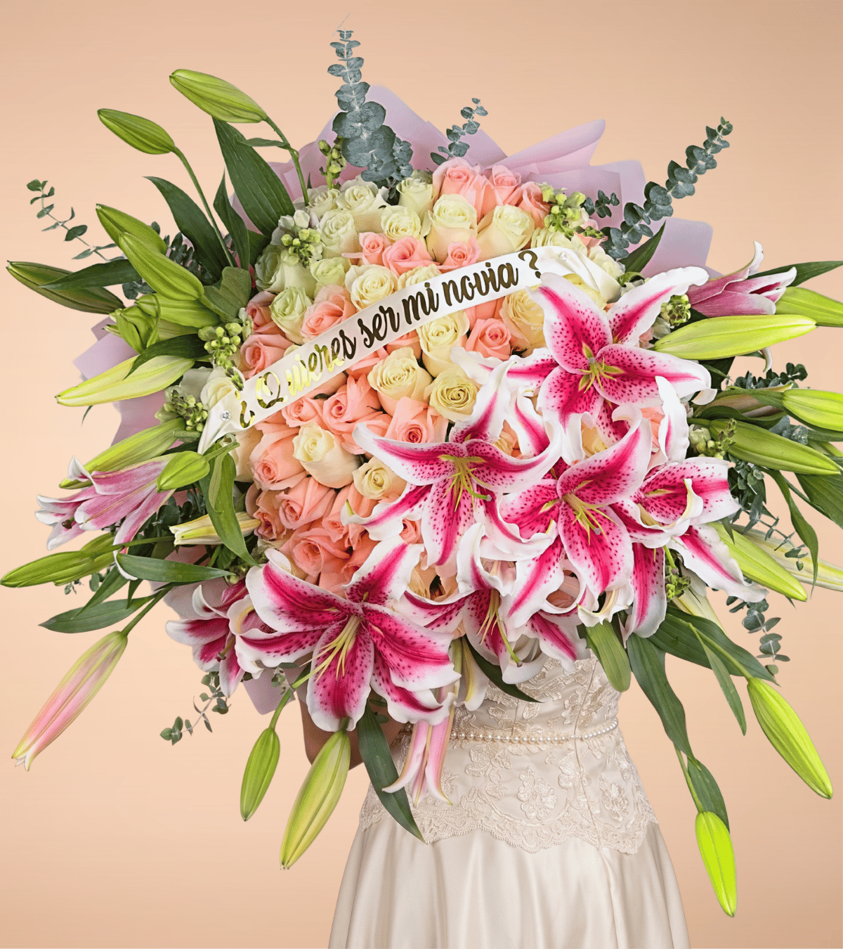 Arreglo gigante de rosas rosa pastel y lirios fucsia con cinta de quieres ser mi novia para propuesta romántica en Lima de Florería Lazos.