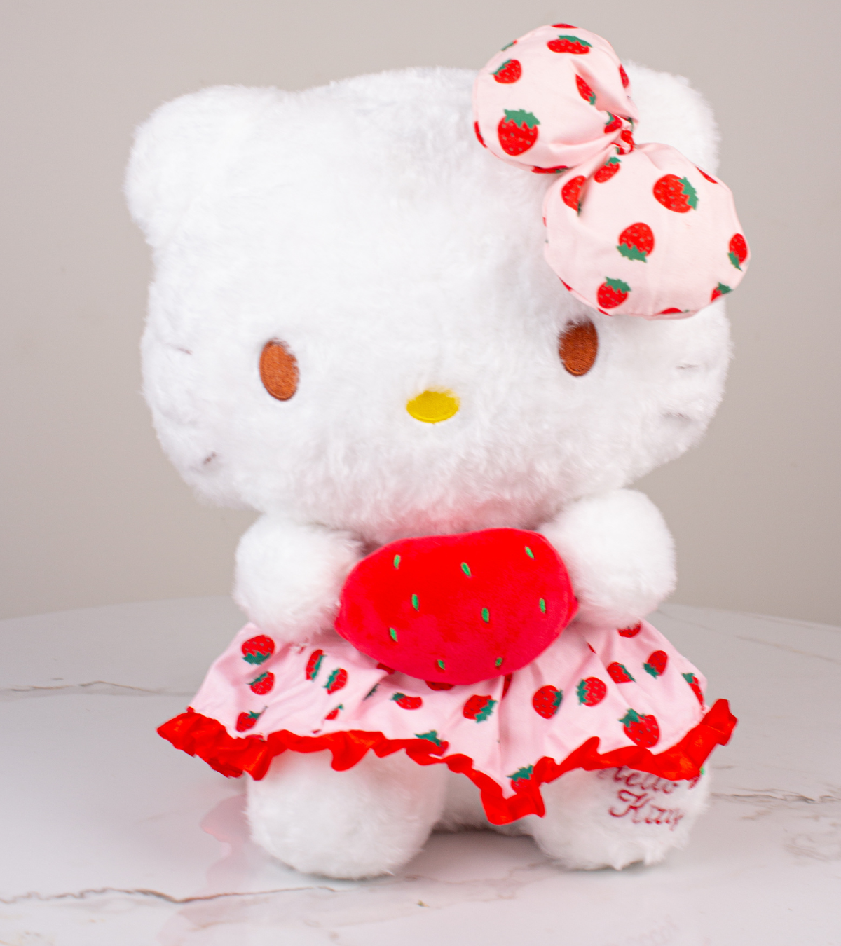 Peluche de Hello Kitty Fresa