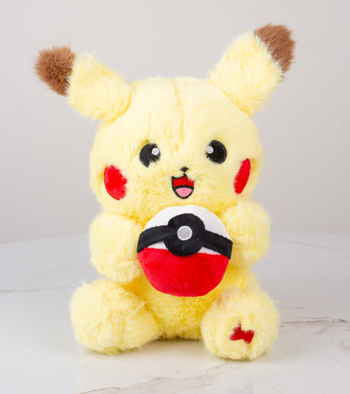 Peluche de Pikachu con Pokebola