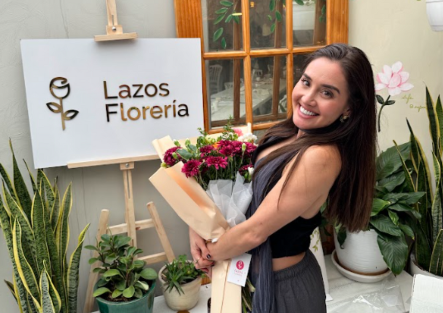 Participantes creando arreglos florales en Flower Workshop