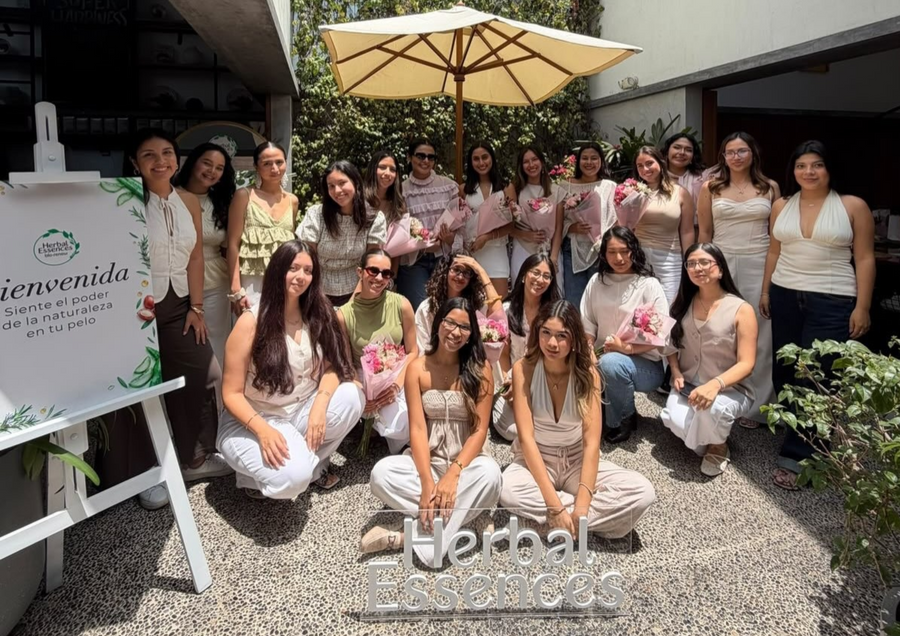 Participantes creando arreglos florales en Flower Workshop