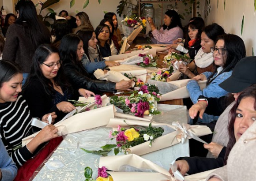 Participantes creando arreglos florales en Flower Workshop