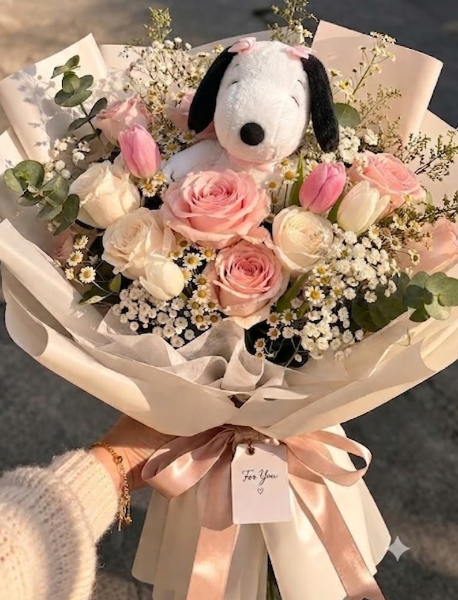 Ramo snoppy con rosas y tulipanes