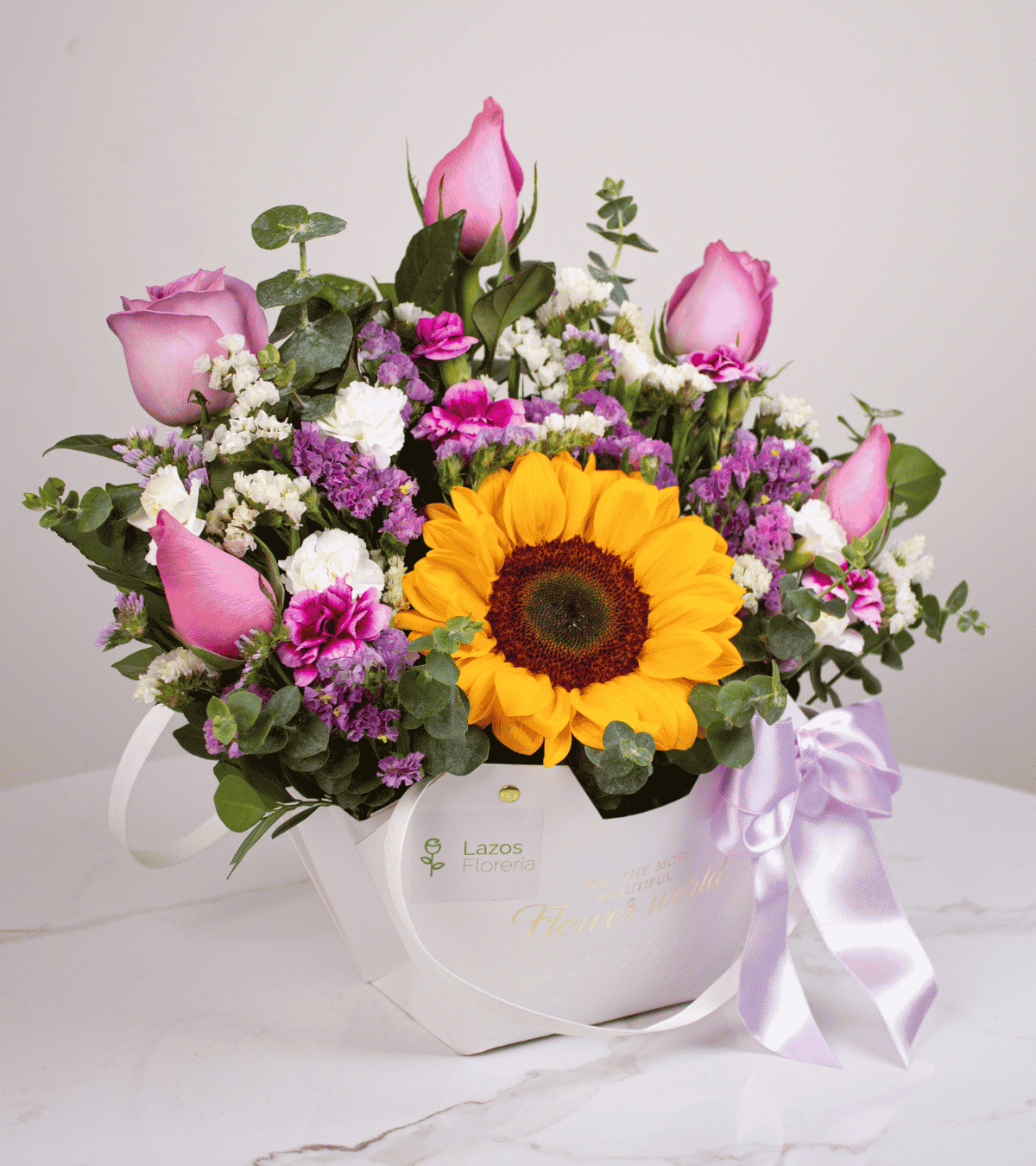 Box tipo cartera con un girasol grande y rosas rosas ideal para sorprender por aniversario con delivery en Lima.