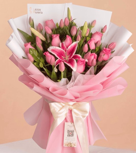 Arreglo Encanto Primaveral con tulipanes rosados, lirios fucsia y rosas para regalo de cumpleaños en Lima de Florería Lazos.