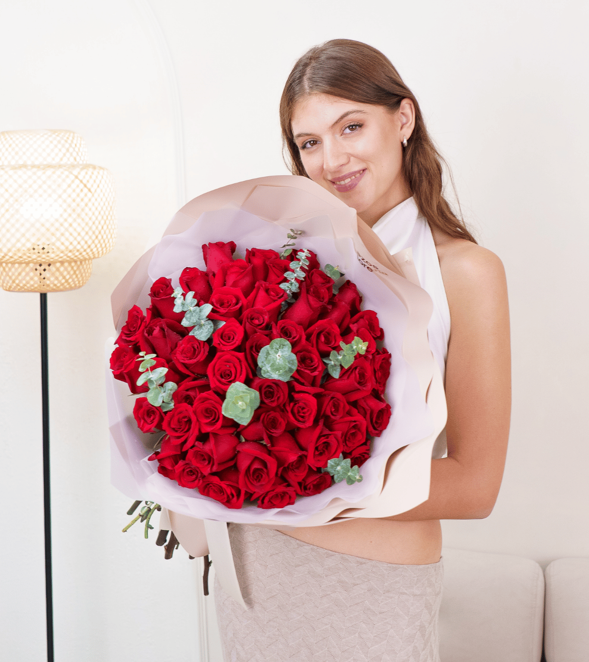 Ramo gigante de 50 rosas rojas con eucalipto para regalo de aniversario en Lima de Florería Lazos.