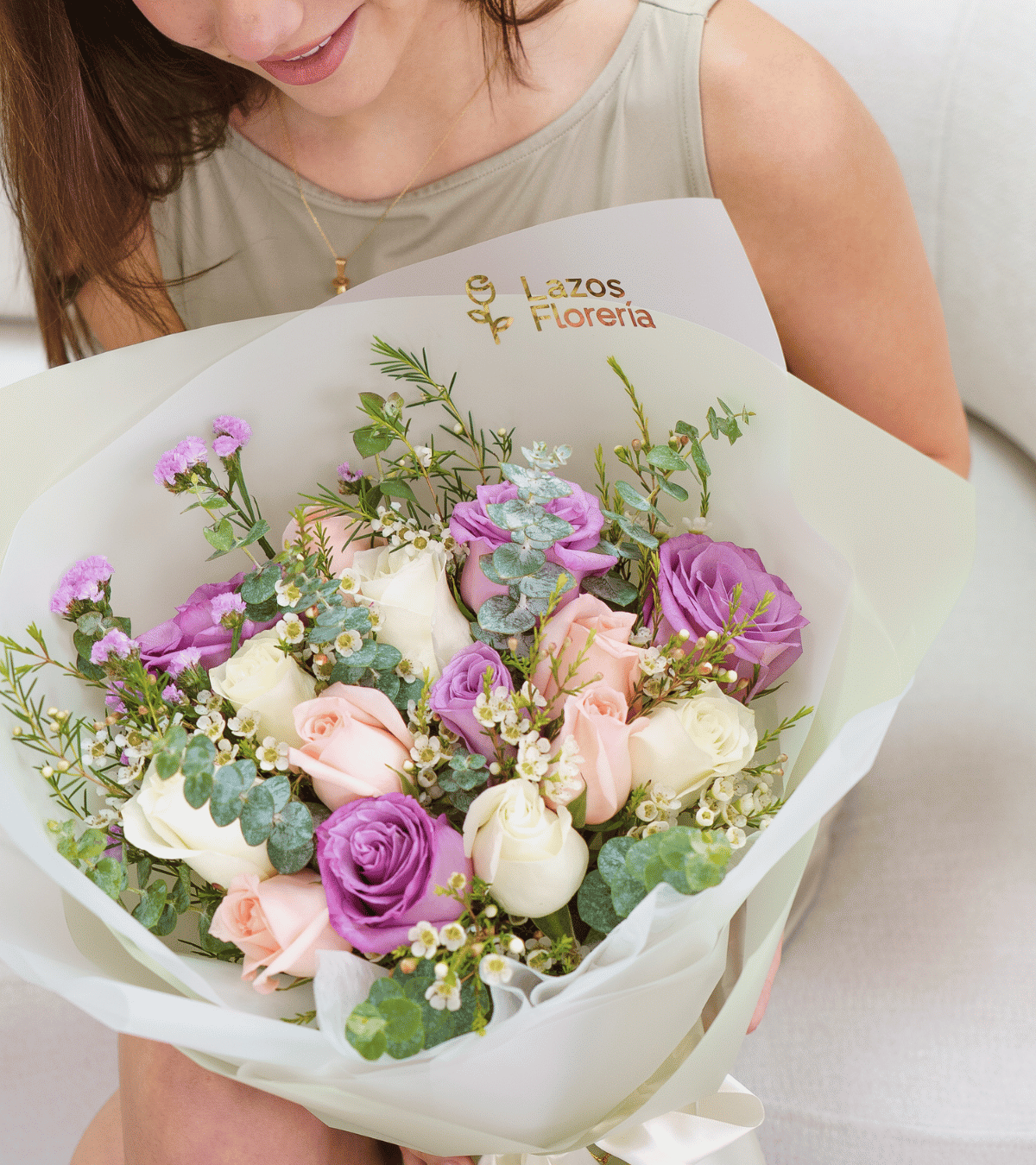 Ramo de rosas moradas, blancas y rosadas con envoltura verde menta para regalo de cumpleaños en Lima de Florería Lazos.