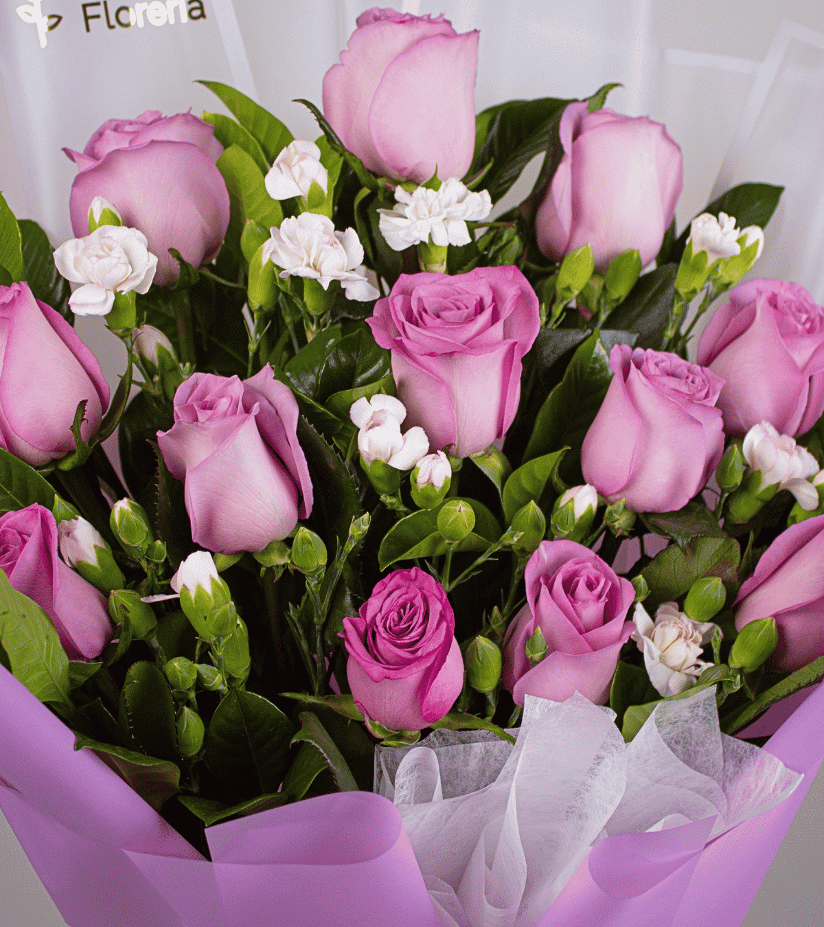 Arreglo de rosas lilas para regalo de cumpleaños con delivery en Lima de Florería Lazos.