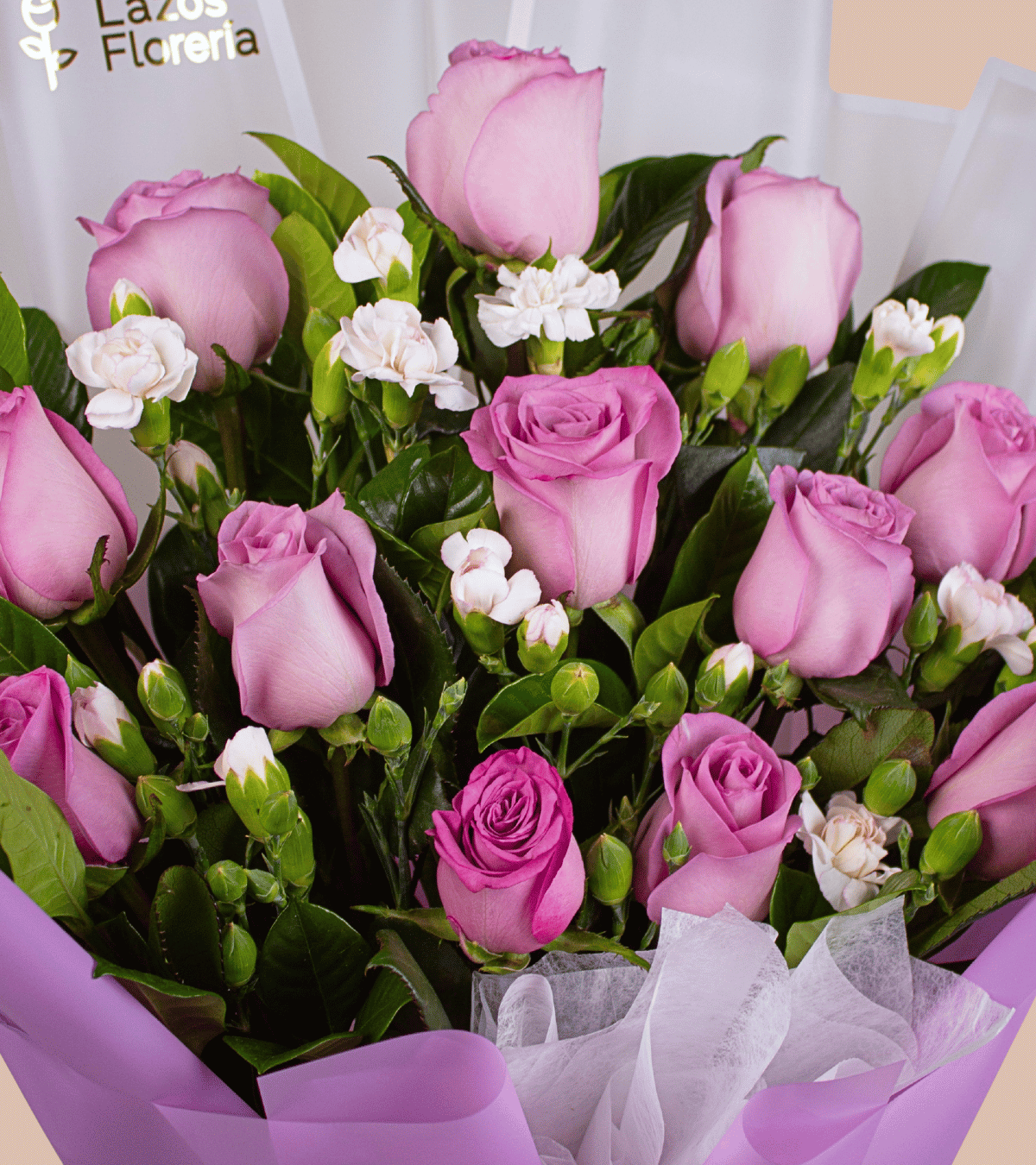 Arreglo de rosas lilas para regalo de cumpleaños con delivery en Lima de Florería Lazos.