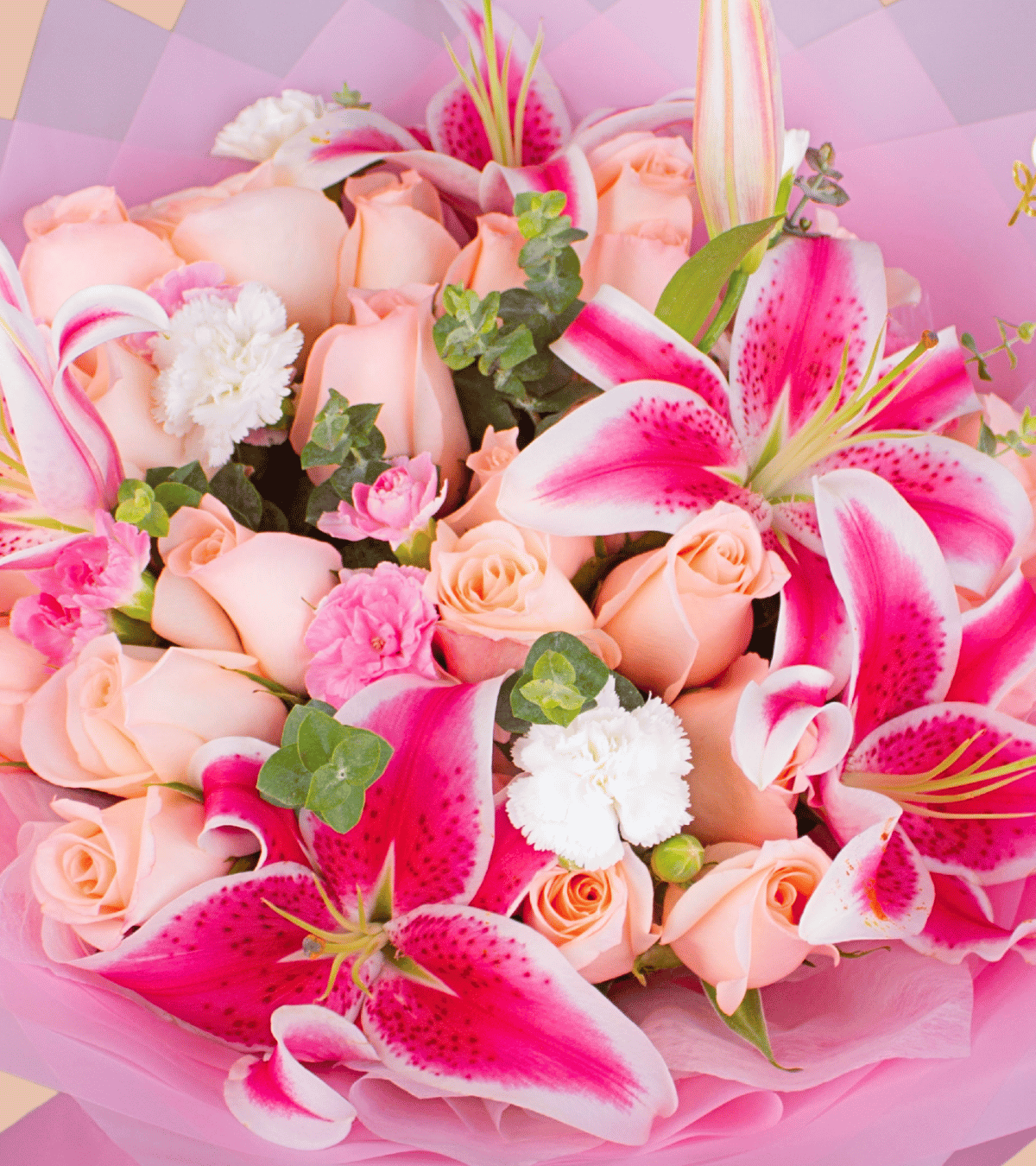 Ramo Sinfonía Rosa Imperial con lirios fucsia y rosas  para regalo premium de cumpleaños en Lima de Florería Lazos.