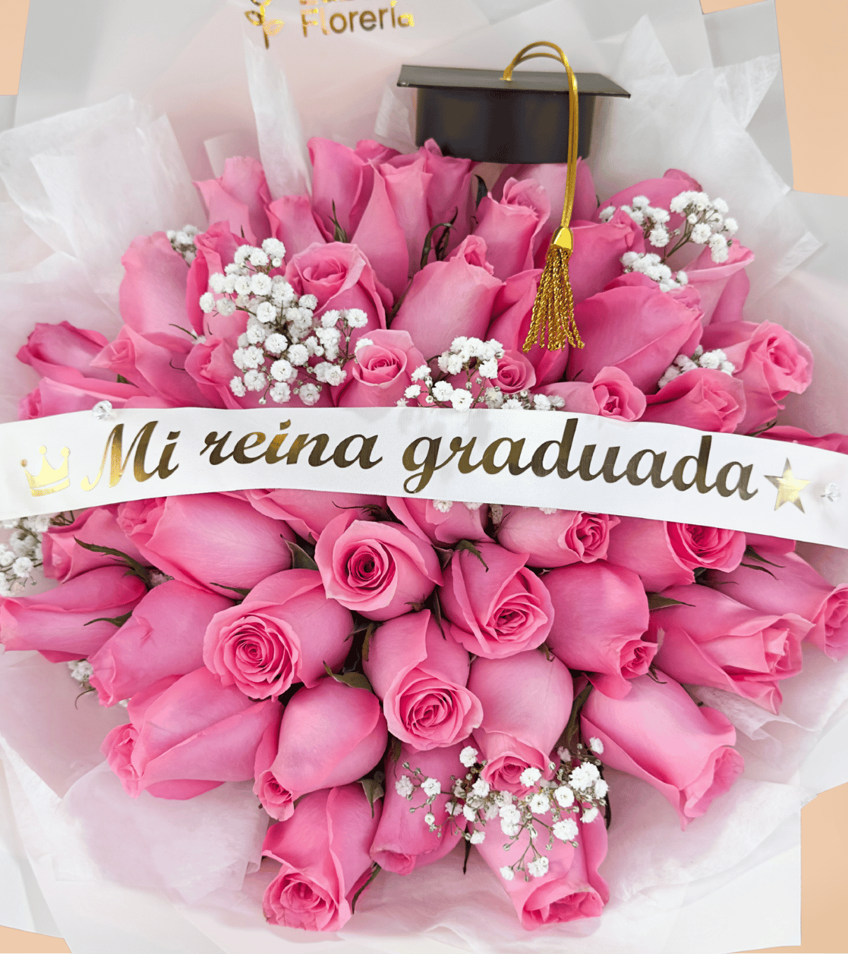 Ramo gigante de 50 rosas rosadas con mini birrete y cinta personalizada para regalo de graduación en Lima de Florería Lazos.