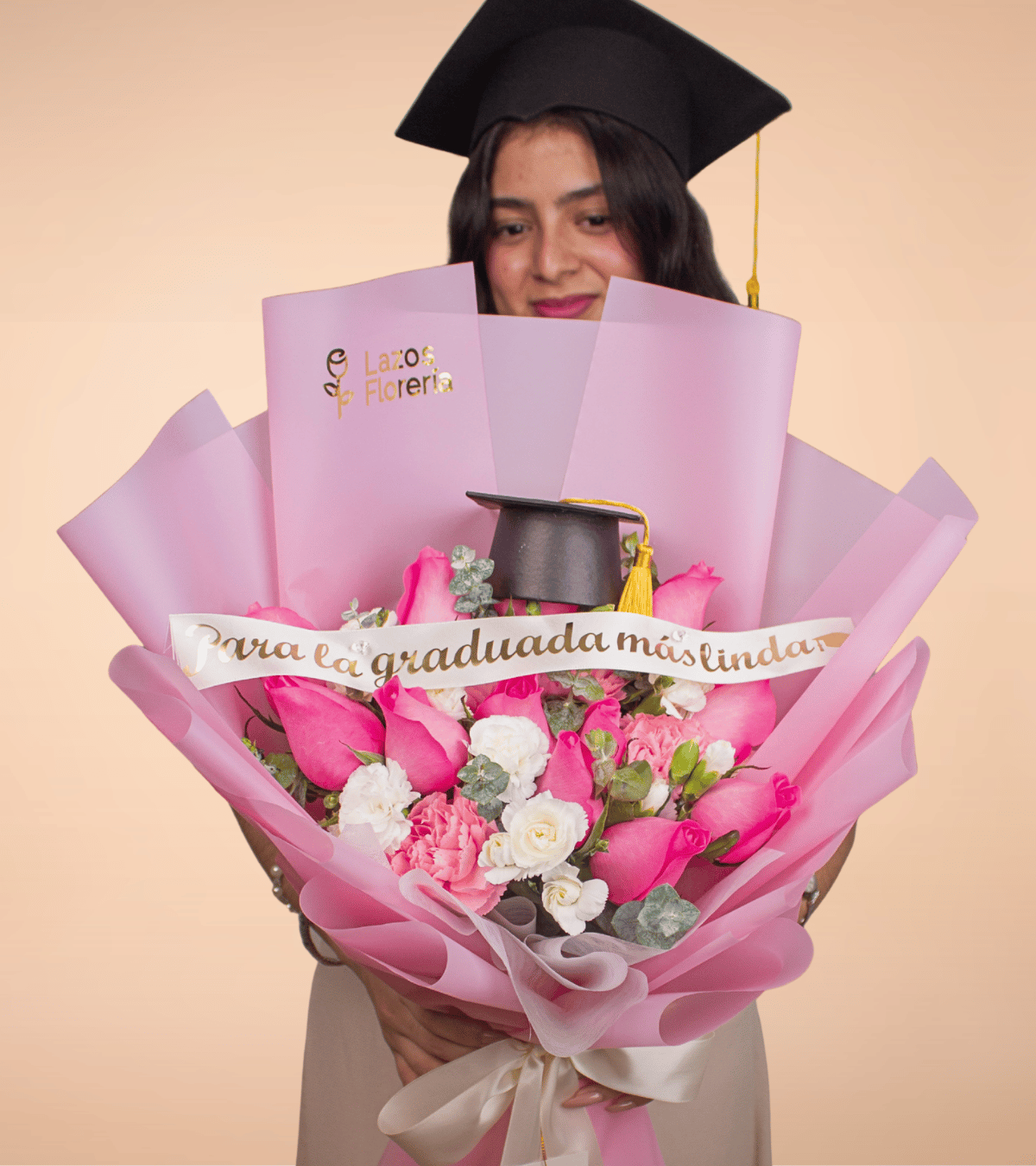 Ramo de rosas fucsias con mini birrete decorativo para regalo de graduación en Lima de Florería Lazos.