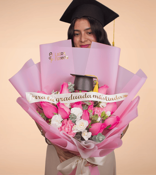 Ramo de rosas fucsias con mini birrete decorativo para regalo de graduación en Lima de Florería Lazos.