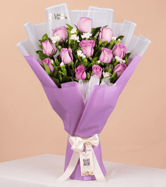 Arreglo de rosas lilas para regalo de cumpleaños con delivery en Lima de Florería Lazos.