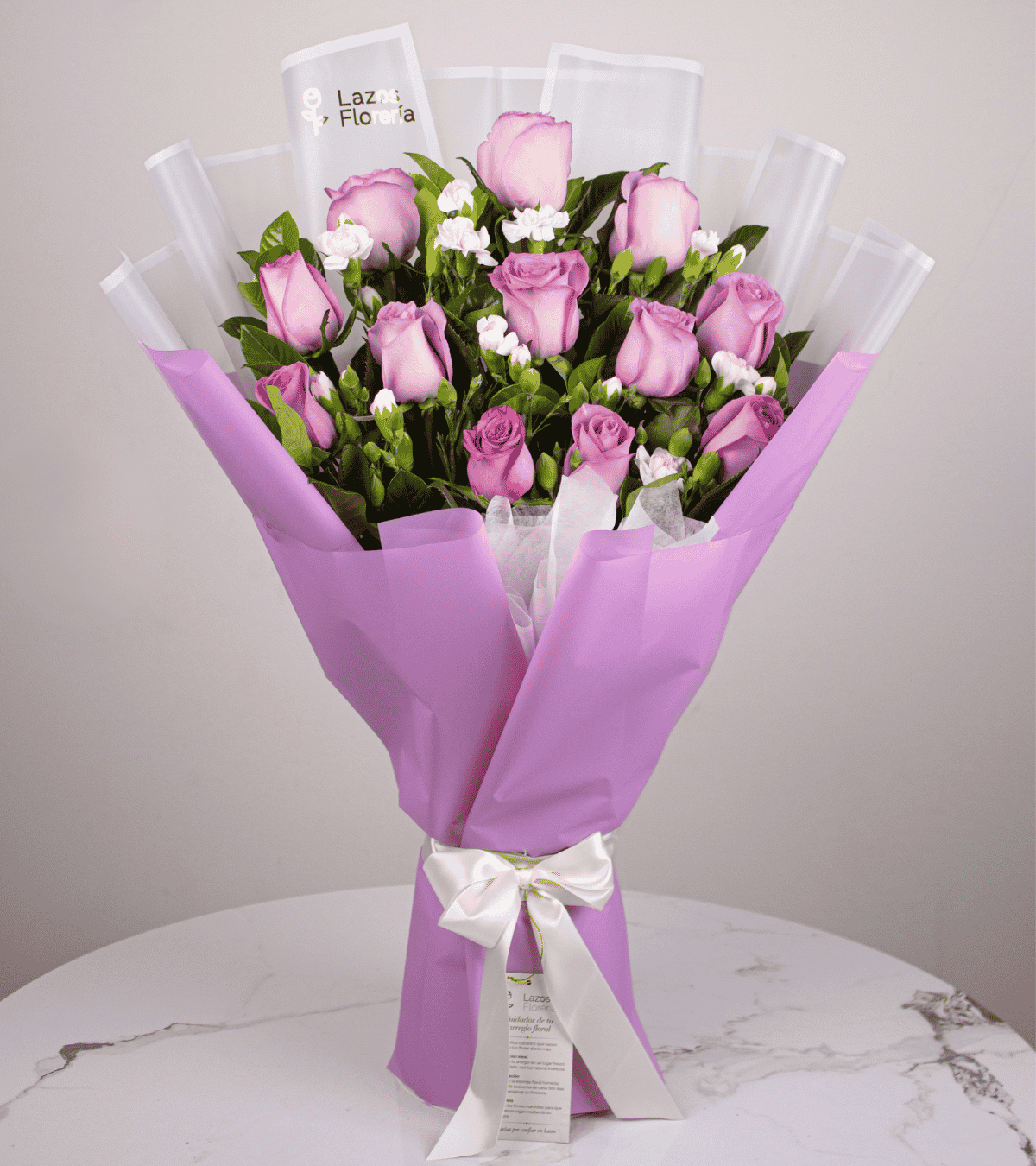 Arreglo de rosas lilas para regalo de cumpleaños con delivery en Lima de Florería Lazos.