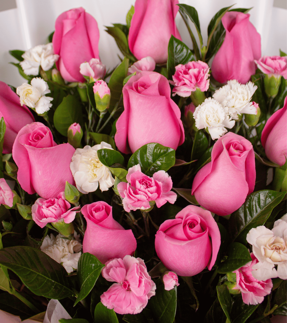 Ramo de rosas rosadas con claveles blancos y rosados para regalo de cumpleaños en Lima de Florería Lazos.