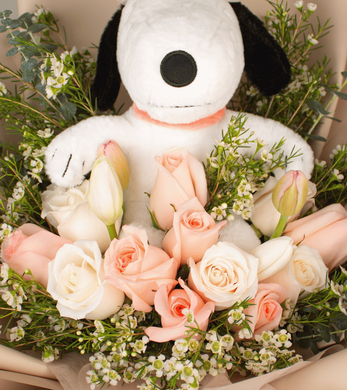 Ramo de rosas melocotón y tulipanes con peluche en envoltura tono nude para regalo de cumpleaños en Lima de Florería Lazos.