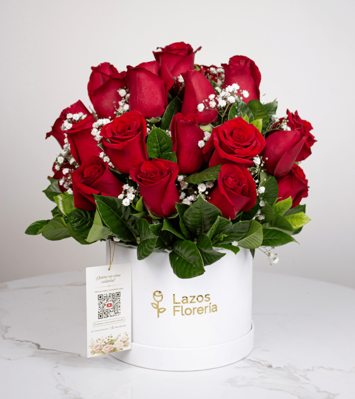 Arreglo en box elegante de 30 rosas rojas para obsequio de cumpleaños en Lima.