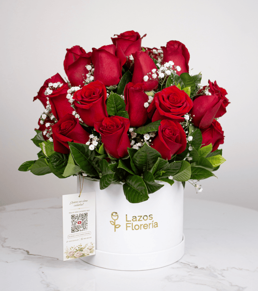 Arreglo en box elegante de 30 rosas rojas para obsequio de cumpleaños en Lima.