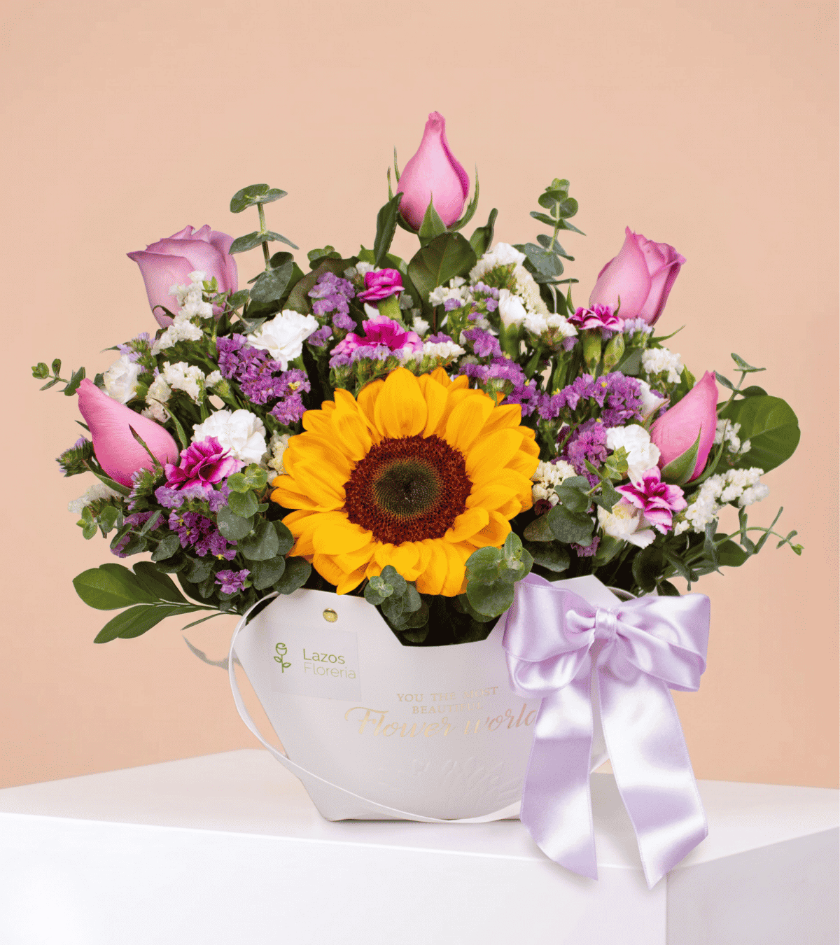 Box tipo cartera con un girasol grande y rosas rosas ideal para sorprender por aniversario con delivery en Lima.