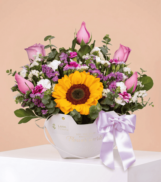Box tipo cartera con un girasol grande y rosas rosas ideal para sorprender por aniversario con delivery en Lima.