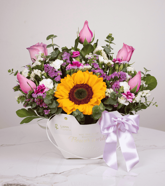Box tipo cartera con un girasol grande y rosas rosas ideal para sorprender por aniversario con delivery en Lima.