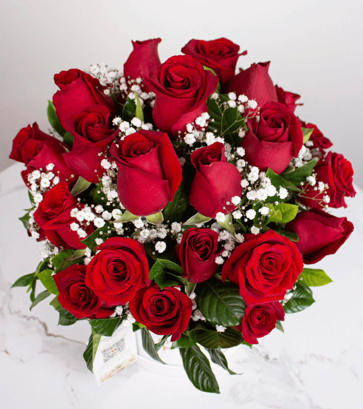 Arreglo en box elegante de 30 rosas rojas para obsequio de cumpleaños en Lima.