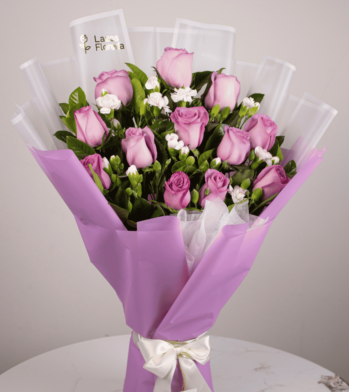 Arreglo de rosas lilas para regalo de cumpleaños con delivery en Lima de Florería Lazos.