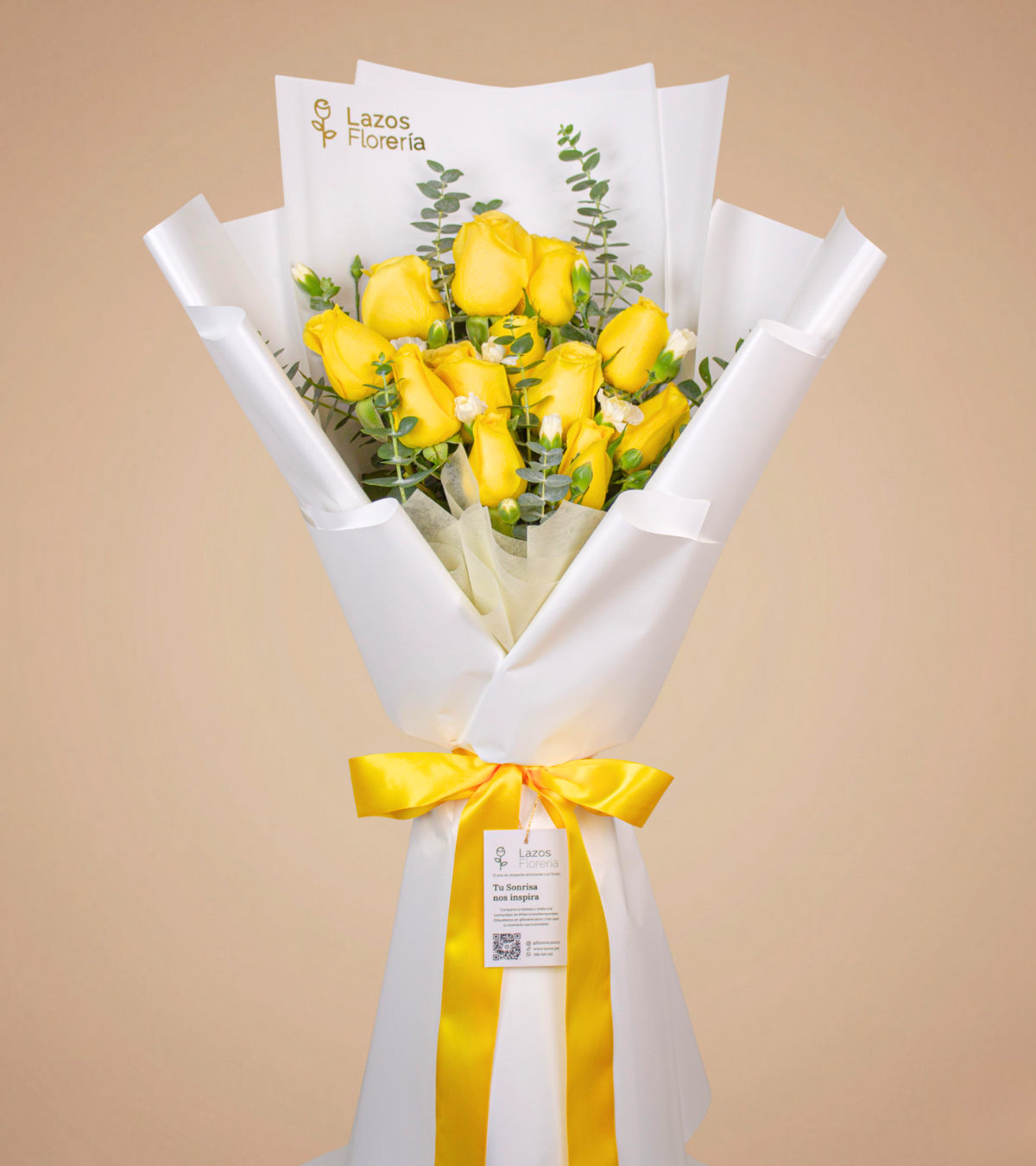 Ramo de 12 rosas amarillas con eucalipto en envoltura blanca y lazo amarillo para regalo de cumpleaños en Lima de Florería Lazos.