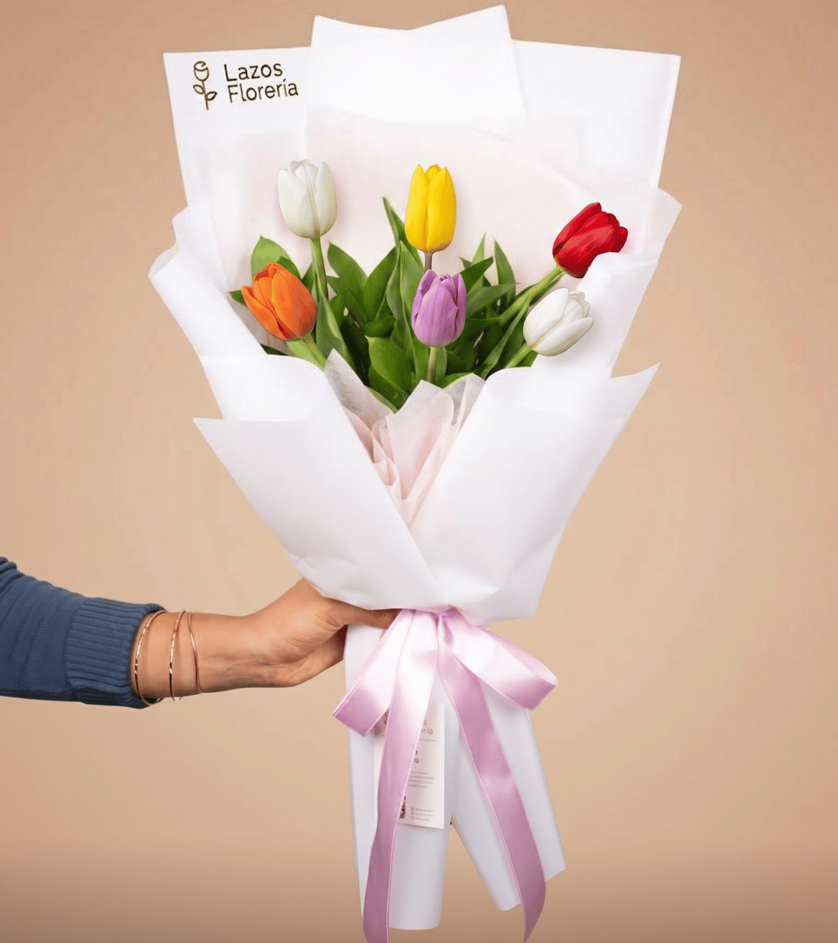 Ramo de 6 tulipanes multicolores en envoltura blanca para regalo de cumpleaños en Lima de Florería Lazos.