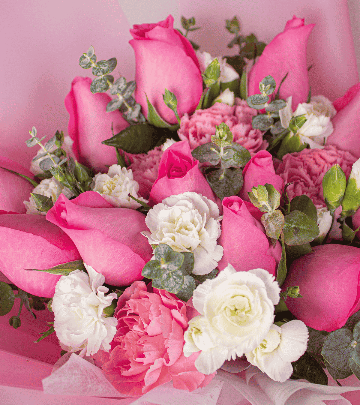 Ramo de rosas fucsias con mini birrete decorativo para regalo de graduación en Lima de Florería Lazos.