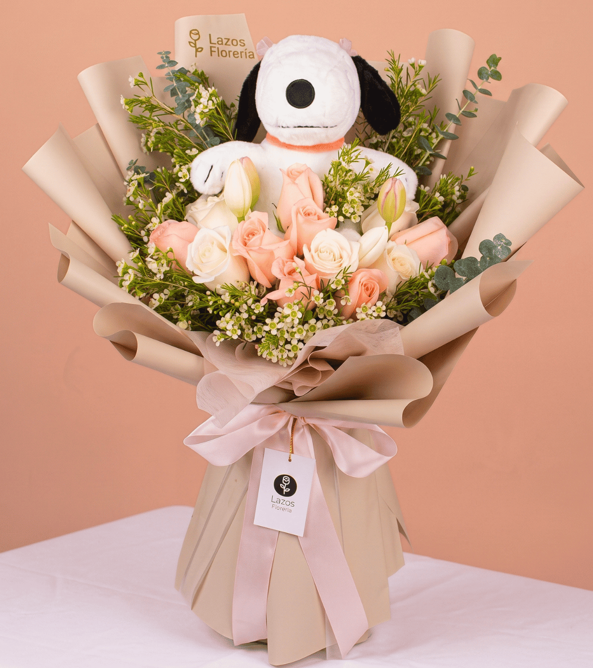 Ramo de rosas melocotón y tulipanes con peluche en envoltura tono nude para regalo de cumpleaños en Lima de Florería Lazos.