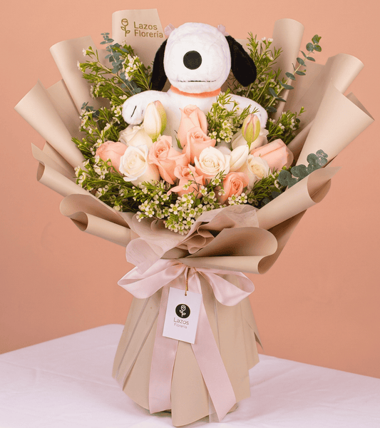 Ramo de rosas melocotón y tulipanes con peluche en envoltura tono nude para regalo de cumpleaños en Lima de Florería Lazos.