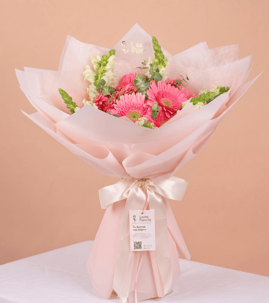 Ramo de gerberas rosadas con espigas blancas para regalo de cumpleaños en Lima de Florería Lazos.