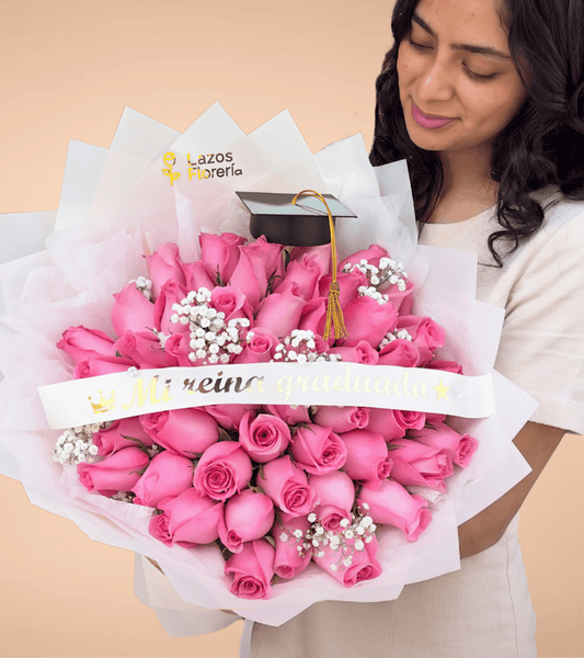 Ramo gigante de 50 rosas rosadas con mini birrete y cinta personalizada para regalo de graduación en Lima de Florería Lazos.