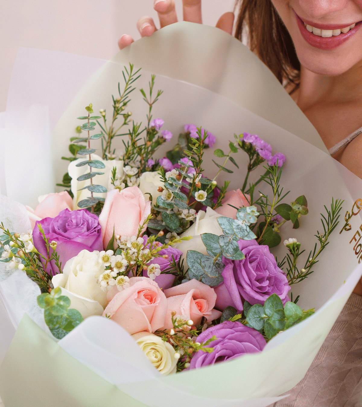 Ramo de rosas moradas, blancas y rosadas con envoltura verde menta para regalo de cumpleaños en Lima de Florería Lazos.