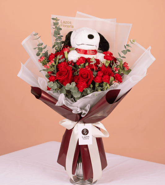 Ramo de rosas rojas con peluche y envoltura color vino para regalo de aniversario en Lima de Florería Lazos.