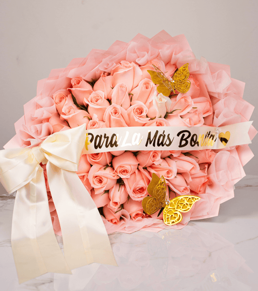 Ramo de rosas rosadas con mariposas doradas y cinta de para la más bonita para regalo de aniversario en Lima de Florería Lazos.