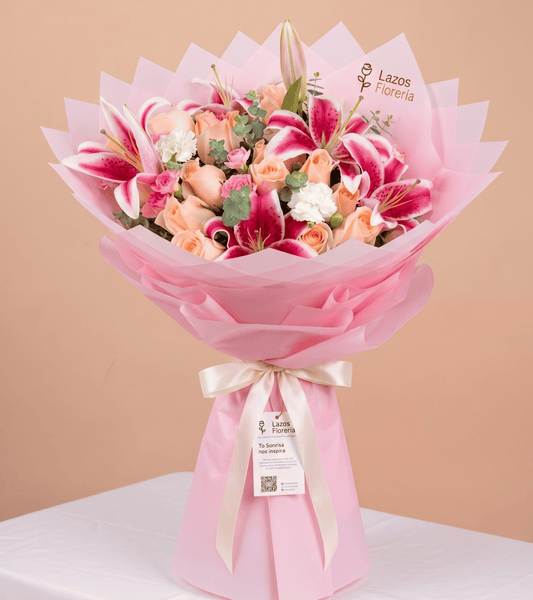 Ramo Sinfonía Rosa Imperial con lirios fucsia y rosas para regalo premium de cumpleaños en Lima de Florería Lazos.