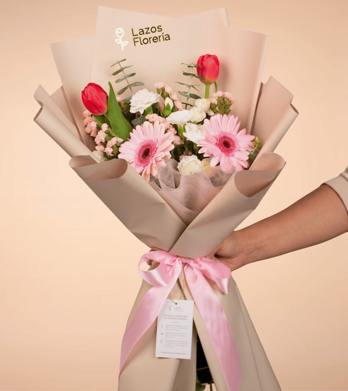 Ramo de tulipanes rojos y gerberas rosadas en envoltura tono nude para regalo de cumpleaños en Lima de Florería Lazos.