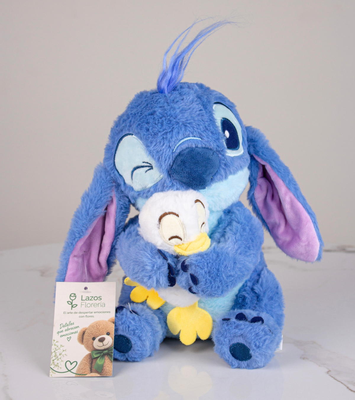 Peluche de Stitch Abrazando Patito