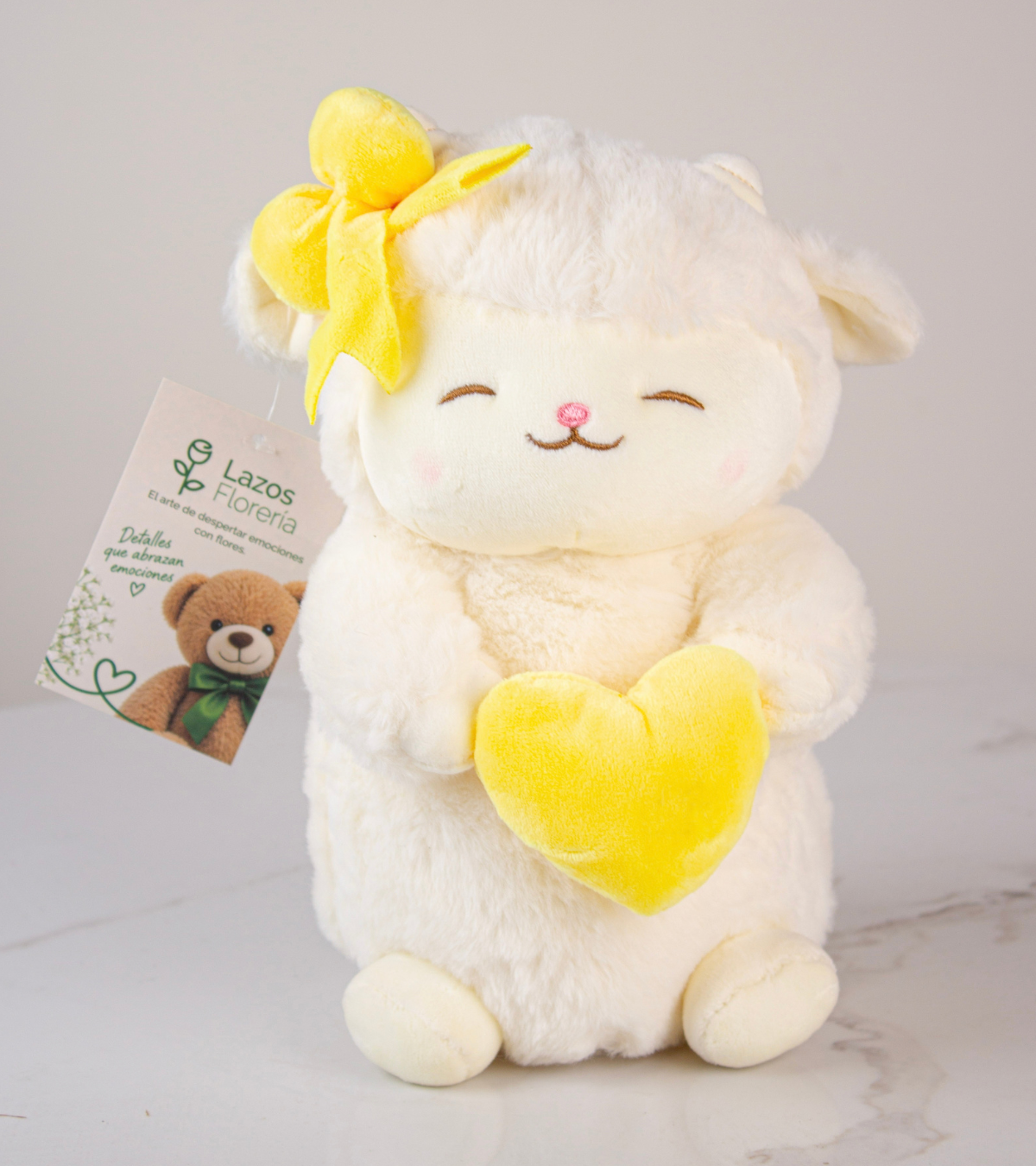 Peluche de Ovejita con Corazón Amarillo